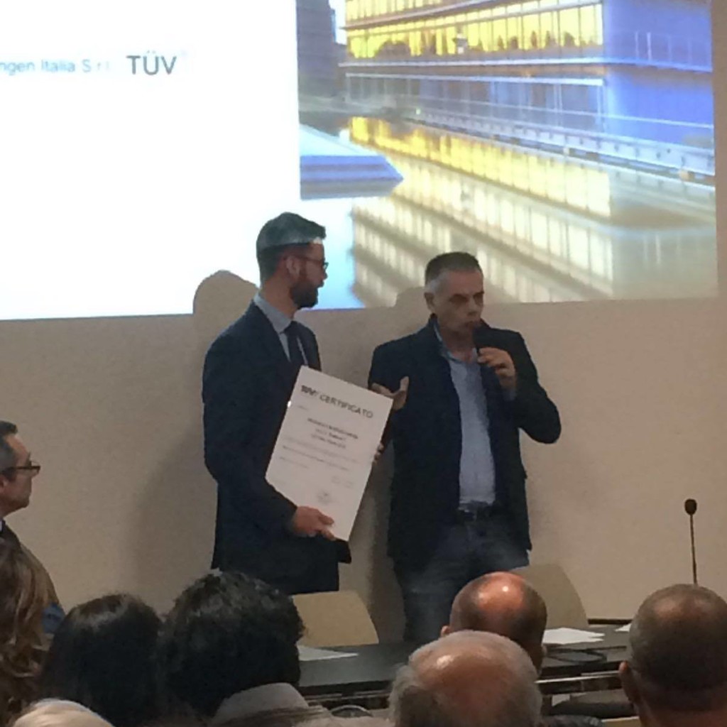 Ing. Sansone Di TUV Thuringen Italia Consegna Il Certificato Al Presidente A. Roversi